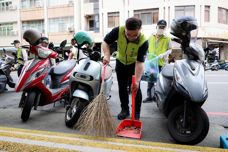 賴瑞隆(左)沿路協助維護社區環境。   圖：賴瑞隆辦公室/提供