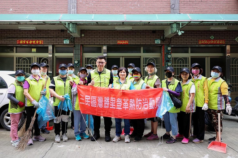 賴瑞隆(左五)提醒民眾自主巡查戶內外環境，防治登革熱。   圖：賴瑞隆辦公室/提供