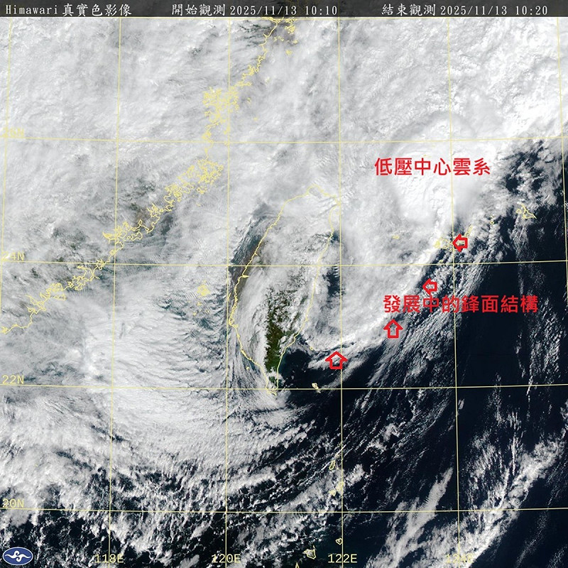 鳳凰颱風遠離後，東北季風接力報到，從衛星雲圖來看，台灣東北風海面有一團濃密的雲，下方拉出一條白色的雲帶。   圖：取自鄭明典臉書
