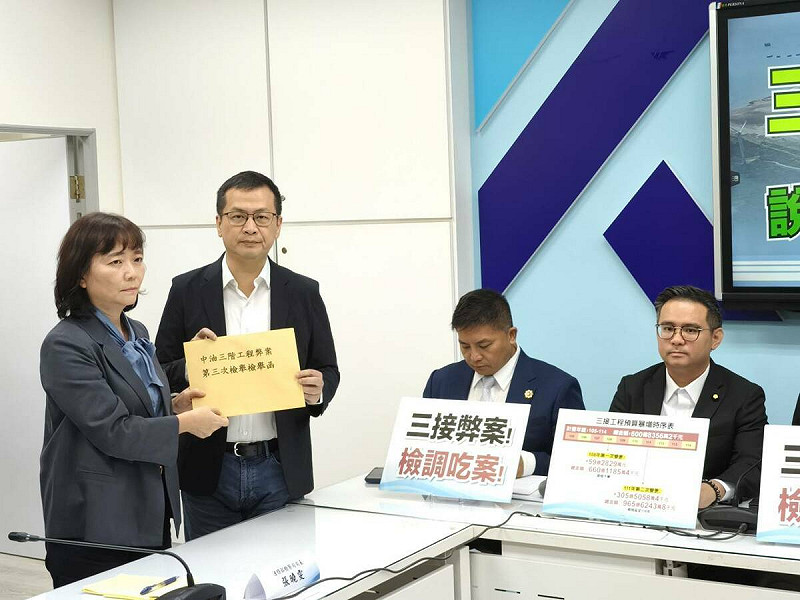 國民黨團書記長羅智強接吹哨者提供的檢舉函交給法務部代表。   圖：國民黨團/提供