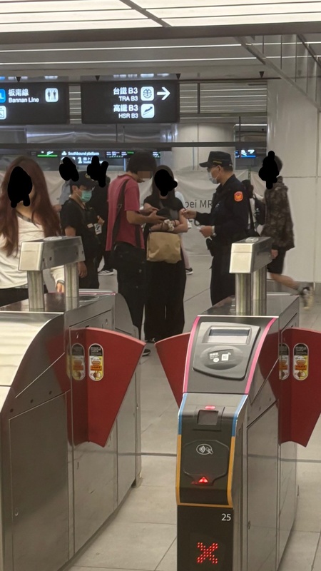 北捷發生偷拍事件，紅衣男子道歉刪照片後，雙方達成和解。   圖：翻攝自Threads