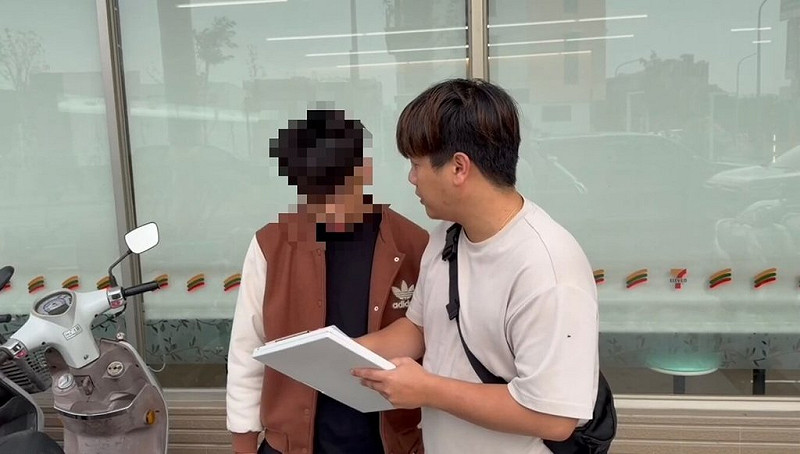 1名婦人稱在社群網站臉書（Facebook）廣告見「政府普發一萬元補助」訊息，填寫個人資料及通訊軟體LINE聯繫方式，導致金融卡被騙走；經專案小組蒐證，12日拘提陳姓男子（左）到案，嘉檢向法院聲押禁見獲准。（嘉義地檢署提供）中央社記者姜宜菁傳真　114年11月13日   