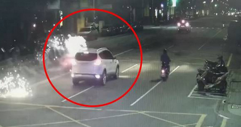 高雄自小客車沿路放鞭炮，嚇壞其他用路人。   圖：翻攝畫面