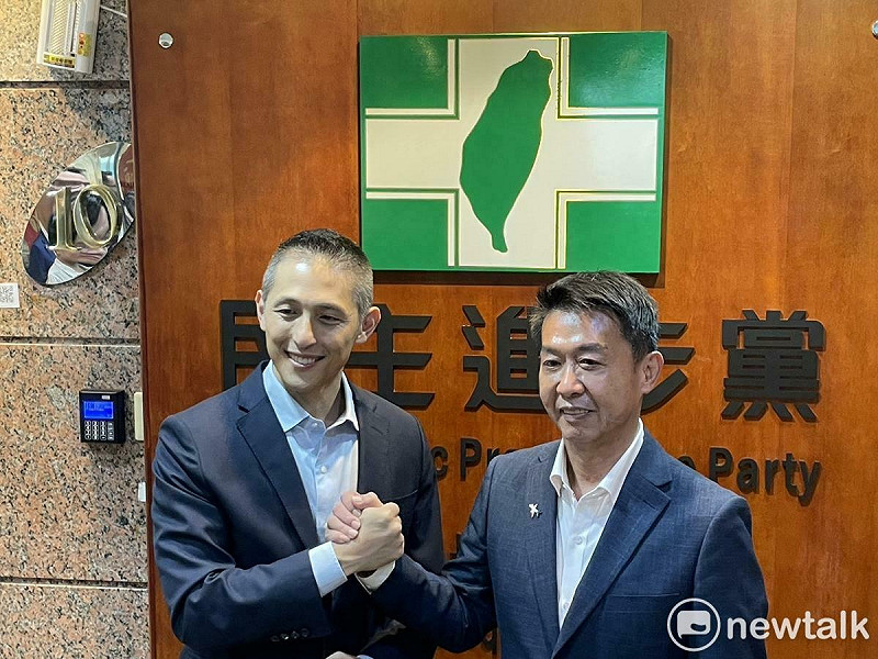 許智傑完成高雄市長初選登記，吳怡農陪同。   圖：高逸帆／攝