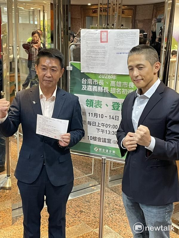許智傑完成高雄市長初選登記，吳怡農陪同。   圖：高逸帆／攝