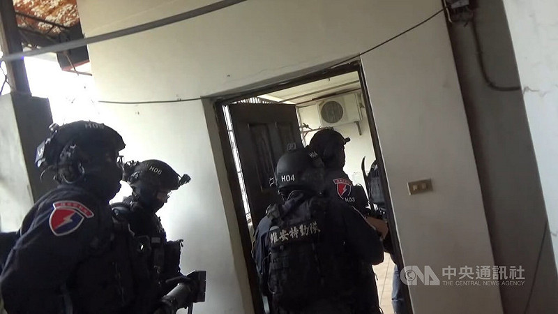 內政部警政署刑事警察局中部打擊犯罪中心鎖定詐騙集團機房位於台中市東區某處公寓及住宅大樓，2024年11月循線前往搜索調查。（翻攝照片）中央社記者蘇木春傳真　114年11月13日   