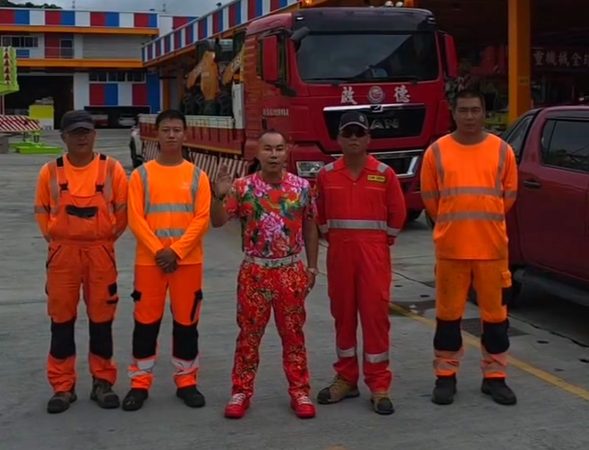 「吊車大王」胡漢龑第一時間已經出動兩台小山貓、一台200怪手前往宜蘭救災。   圖：翻攝自臉書