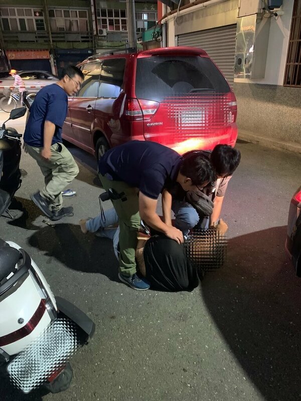 台南市莊姓男子和2名友人在網路互嗆，11日清晨不顧剛接受手術住院休養，就在醫院停車場和對方談判，莊男對空鳴槍後逃逸，警方在學甲區將莊男逼入死巷逮捕到案。（台南市警察局提供）中央社記者張榮祥台南傳真　114年11月13日   