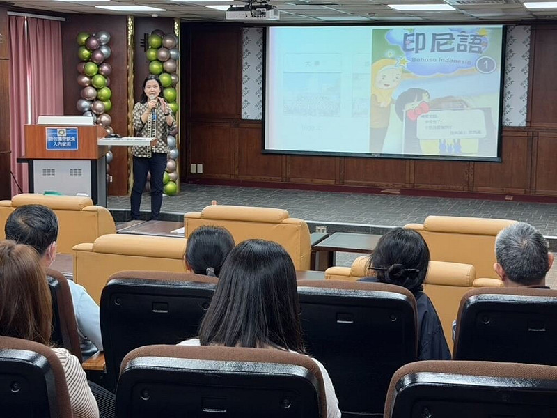 移民署北區事務大隊台北市服務站近日舉辦「新住民家庭教育及法令宣導」課程，特邀來自印尼並在台灣落地生根的新住民吳曉雯（立者）分享她來台經歷的文化衝擊歷程，並意外踏上成為印尼語教師的故事。（移民署提供）中央社記者黃麗芸傳真　114年11月13日   