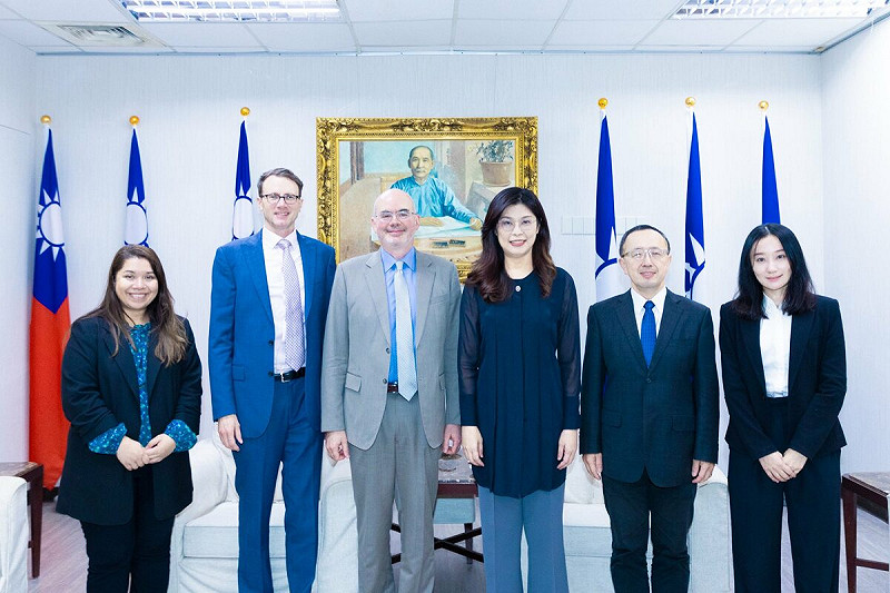 美國在台協會處長谷立言（圖左三）率政治組組長羅峻平（圖左二）、政治組政治官 江俠瑾（圖左一）拜會國民黨主席鄭麗文（圖右三）、台北論壇基金會董事長蘇宏達（圖右二）、國民黨國際部主任董佳瑜（圖右一）。   圖：擷取自鄭麗文臉書