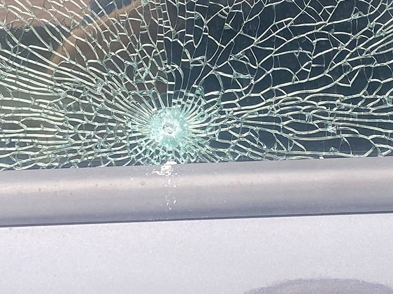 高雄市劉姓男子13日發現自小客車車窗受損，警方獲報到場發現地面留有1顆鋼珠，左後車窗玻璃有裂痕但未貫穿，目前員警已鎖定特定對象持續追查中。（高雄市政府警察局旗山分局提供）中央社記者張已亷傳真　114年11月13日   