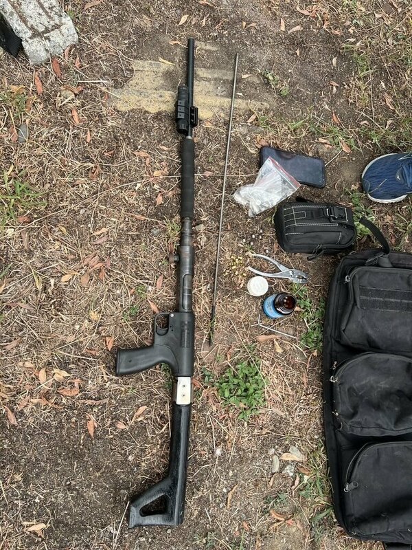 蔡姓男子租用高雄橋頭一處農地，在倉庫內改造槍彈被民眾目擊發現。刑事局南部打擊犯罪中心獲報前往搜索，現場起獲非制式長短槍、改造子彈等，後續依法將蔡男移送橋頭地檢署偵辦。（刑事局南部打擊犯罪中心提供）中央社記者洪學廣傳真　114年11月13日   