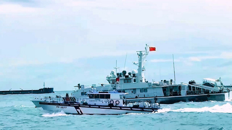 4艘中國海警船13日入侵金門水域，海巡署巡防艇近迫併航驅離。   圖：海巡署提供