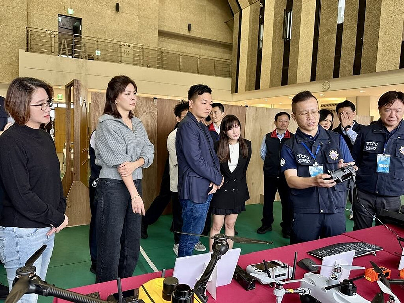 台北市議會警政衛生委員會13日赴北市刑大進行市政考察，警方現場報告打詐成效，並展示警用無人機隊等設備。（台北市警察局刑事警察大隊提供）中央社記者黃麗芸傳真　114年11月13日   