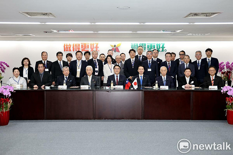 日本山形市長佐藤孝弘與議長丸子善弘共同率訪團一行36名蒞府拜會台南市長黃偉哲。山形市與台南市於2017年締結友誼市以來，交流頻繁，雙方首長多次互訪。此次訪團除山形市政府、山形市議會及山形商工會議所外，亦有山形縣日華親善協會及山形商工界貴賓同行，再度展現對台南深厚情誼。   圖：台南市政府提供