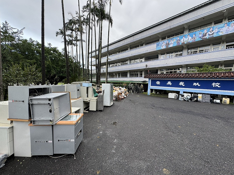 鳳凰颱風共伴東北季風，造成宜蘭災情。校園也成受災戶。   圖：行政院提供