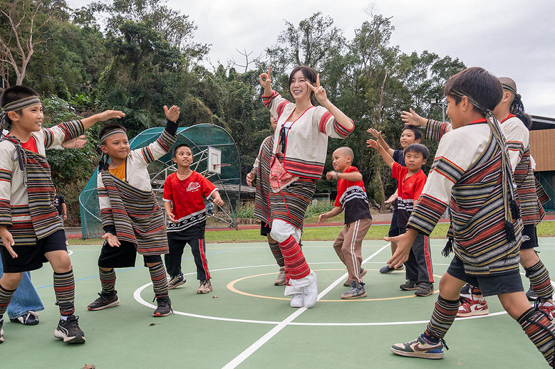 球芽基金2025年邀請來自韓國、現為中職啦啦隊成員的安芝儇（中）擔任公益大使，她親身走入苗栗縣泰安鄉汶水國小，與汶水棒球隊小朋友互動。（球芽基金提供）中央社記者謝靜雯傳真　114年11月13日   