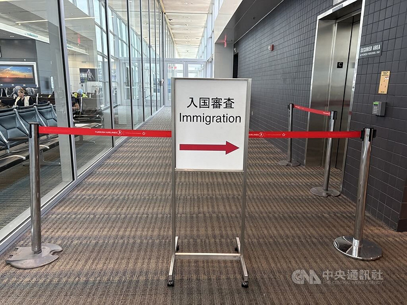 華盛頓郵報報導，美國已將肥胖、癌症及糖尿病等列為拒發移民簽證的理由。圖為華盛頓杜勒斯國際機場告示，攝於6月11日。中央社記者鍾佑貞華盛頓攝　114年11月14日   圖：中央社提供