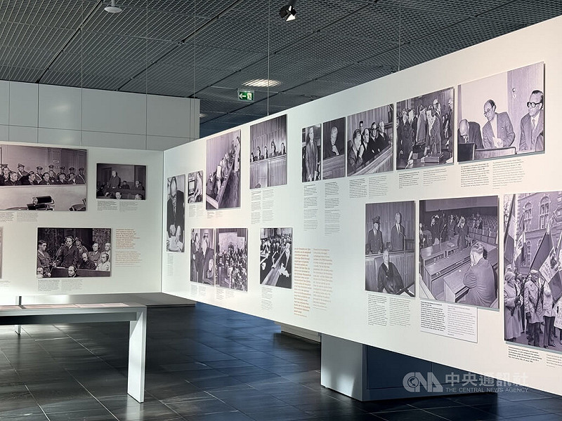 柏林「恐怖地形圖」博物館展示納粹時期戰犯審判的歷史影像與文獻，記錄戰後德國司法如何追究納粹暴行責任。該館以呈現納粹警察機構運作與受害者處境聞名，是德國重要的歷史教育與轉型正義場域。   中央社