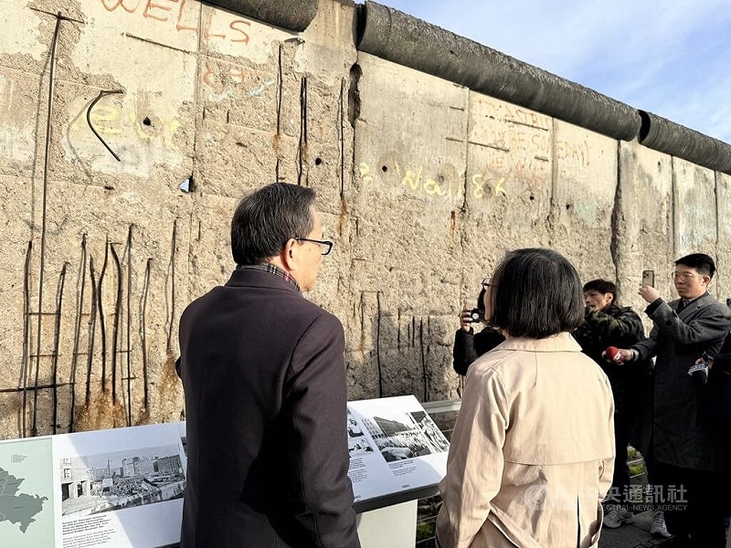 前總統蔡英文德國行適逢圍牆倒塌紀念日，參訪柏林圍牆遺址。   中央社
