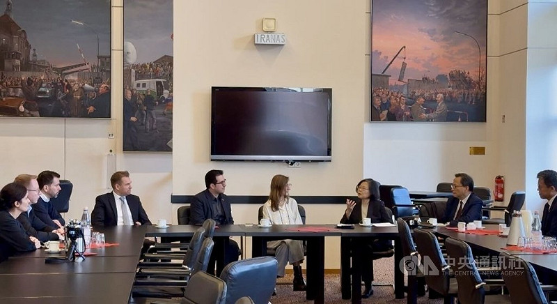 蔡英文在柏林邦議會會見柏林邦議會友台小組成員，對談話題涵蓋台德城市科技、教育與經濟合作，也強調民主陣營合作的重要性。中央社記者林尚縈柏林攝 114年11月14日   