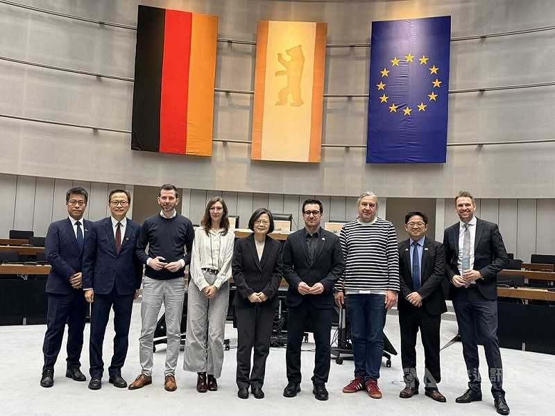 柏林邦議會友台小組2022年成立，蔡英文（中）訪柏林之行在柏林邦議會議場內與友台小組共同主席呂德克（Tamara Lüdke，左四）及歐瑪（Jian Omar，右四）合影留念。中央社記者林尚縈柏林攝 114年11月14日   中央社
