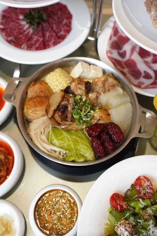 秋冬限定的元氣麻油雞鍋。   圖：屋馬餐飲集團/提供