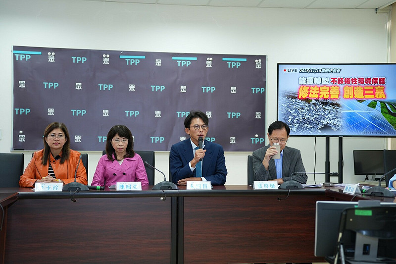 民眾黨團總召黃國昌（右2）、副總召張啓楷（右1）、幹事長陳昭姿（左2）、立委麥玉珍（左1）。   圖：民眾黨團 / 提供