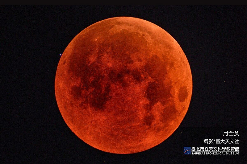 月全食月面呈現紅銅色。   圖：取自台北市立天文科學教育館/攝影：台大天文社