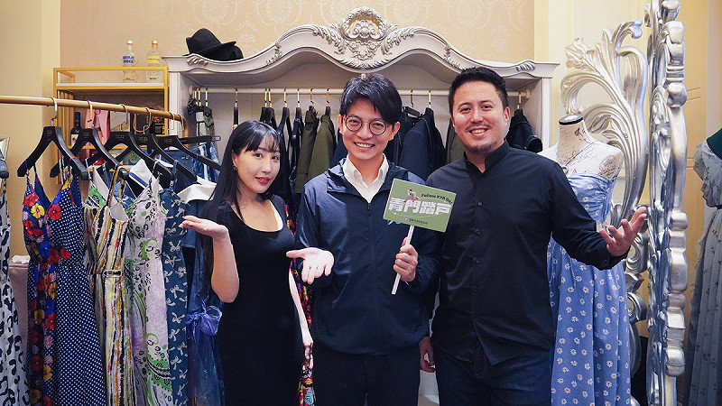 林楷軒(中)親訪青創店家「ERIKA CHUNG」，並與設計師ERIKA(左)及品牌負責人KC(右)交流品牌理念。   圖：高雄市青年局/提供