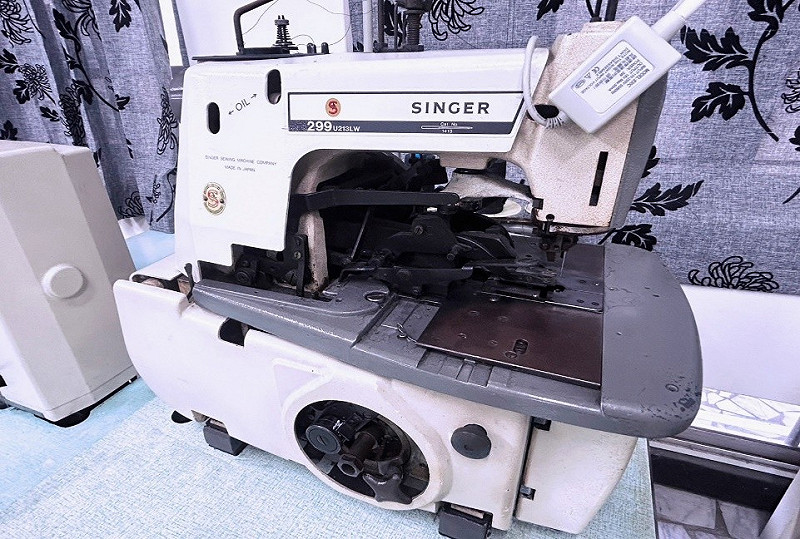 透過青年局競爭型青創補助購置的專業服裝設備，助力青創店家「ERIKA  CHUNG」提升設計與製作效率。   圖：「ERIKA  CHUNG」品牌/提供