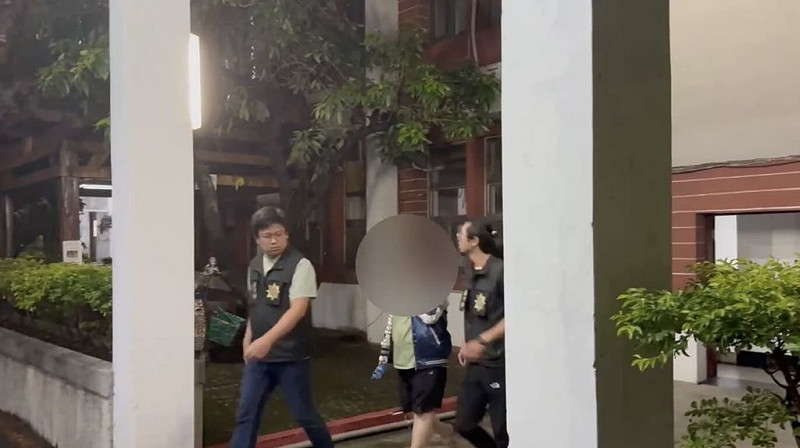 台中地檢署偵辦豐原5口命案，涉案的黃金團購主李姓女子（中）7月5日被依詐欺等罪嫌移送檢方複訊，6日凌晨以15萬元交保。檢方7月14日蒐獲新事證聲押禁見，法院15日凌晨裁准。（民眾提供）   