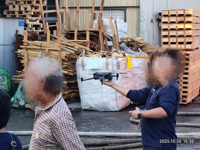 10月26日龍井火災現場照片，畫面清楚顯示消防人員手持大疆無人機。   圖：台中市議員曾朝榮/提供