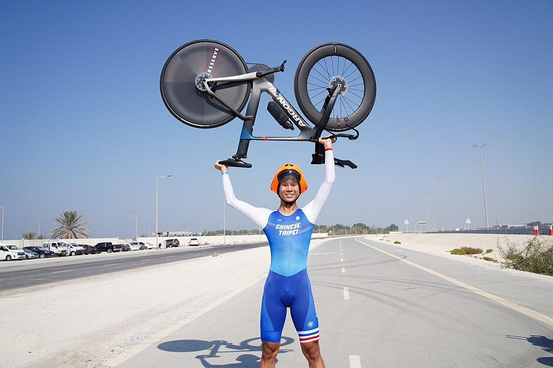 文山高中駱柏丞自由車混合團體計時賽技壓中國獲得銀牌。   圖：高雄市教育局/提供