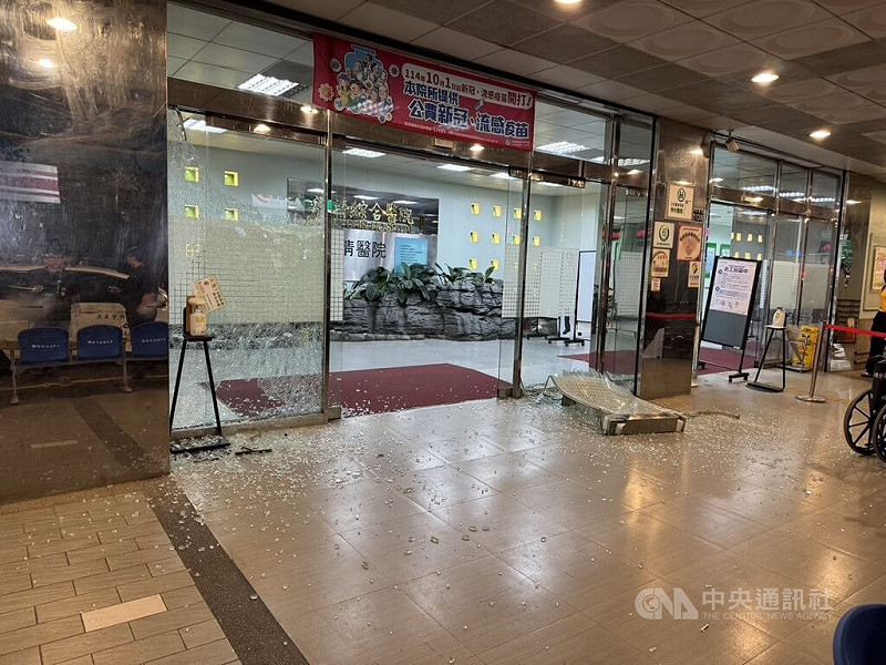 張姓男子13日晚間到台中澄清醫院平等院區，持鐵鎚毀損大門玻璃後騎機車逃逸，警方循線逮人法辦。（翻攝照片）中央社記者蘇木春傳真 114年11月14日   