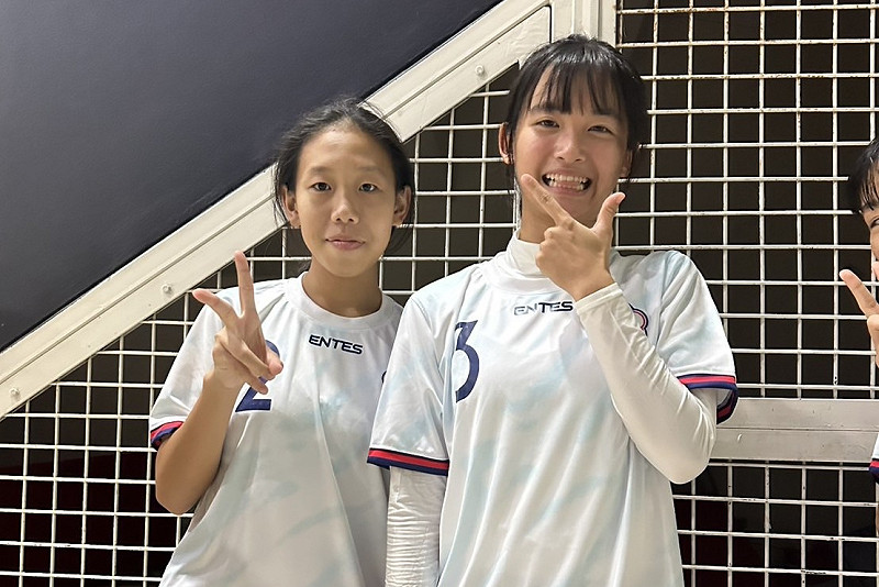 楠梓高中王苹恩(右)、沈雯珈(左)代表中華隊出征五人制足球代表隊銅牌。   圖：高雄市教育局/提供