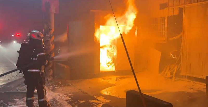 彰化縣鹿港鎮1間塑膠工廠14日清晨5時許火警，彰化縣消防局出動14輛車、28名人員馳援，約半小時控制火勢，無人受困，起火原因待調查。（消防提供）中央社記者鄭維真傳真 114年11月14日   