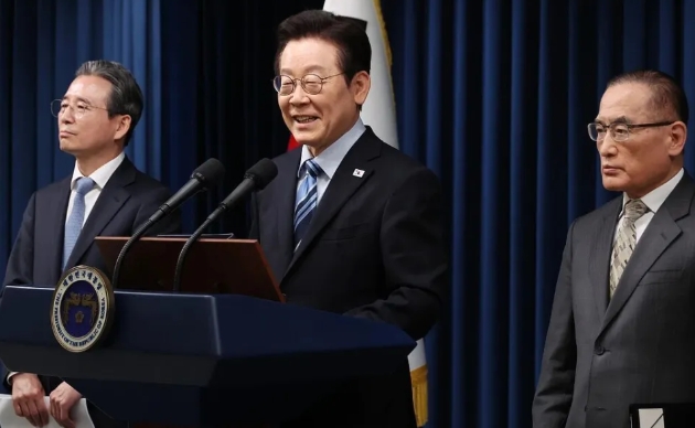韓國總統李在明(中)在龍山總統府宣布韓美一致同意推動韓國建造核潛艇。   圖 : 翻攝自 IC Photo