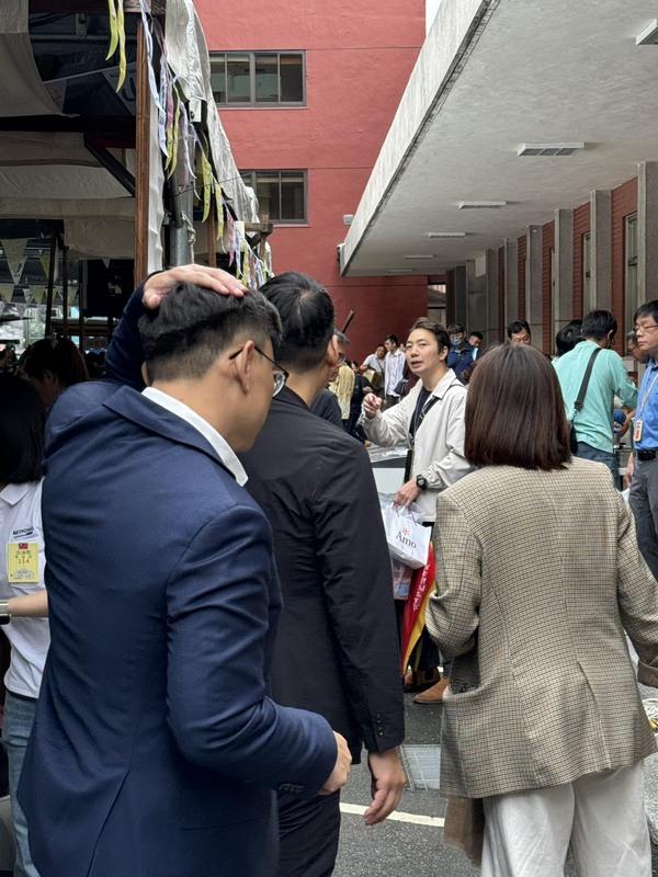 綠委邱議瑩辦活動，同樣角逐初選的立委賴瑞隆卻緊跟在旁，不論拍照、逛攤位。   圖：金大鈞／攝