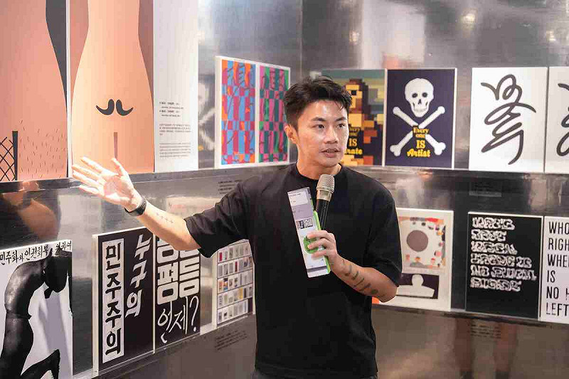 本次展出聶永真以「身體自主」進行創作，傳達「每個人都有活出自己的權利」，而尊重跟包容是對應而來的重要課題。這些海報在訴說歷史的同時，也記錄人民的勇氣與團結。   圖：國家人權博物館提供