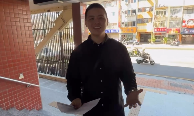 閩南狼近日被中國官方通緝，今日去派出所自首，並向中國網友喊話：「看台灣警察不抓我」。   圖：翻攝自閩南狼IG