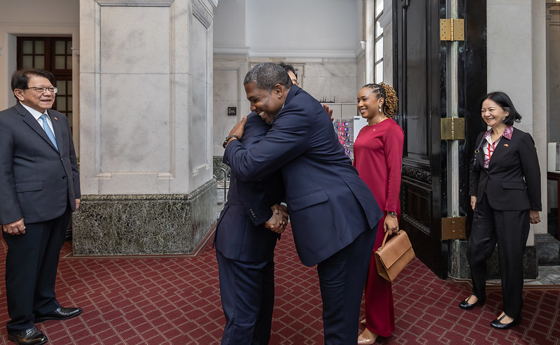  賴清德與聖克里斯多福及尼維斯聯邦總理德魯熱情擁抱。 圖：總統府提供 