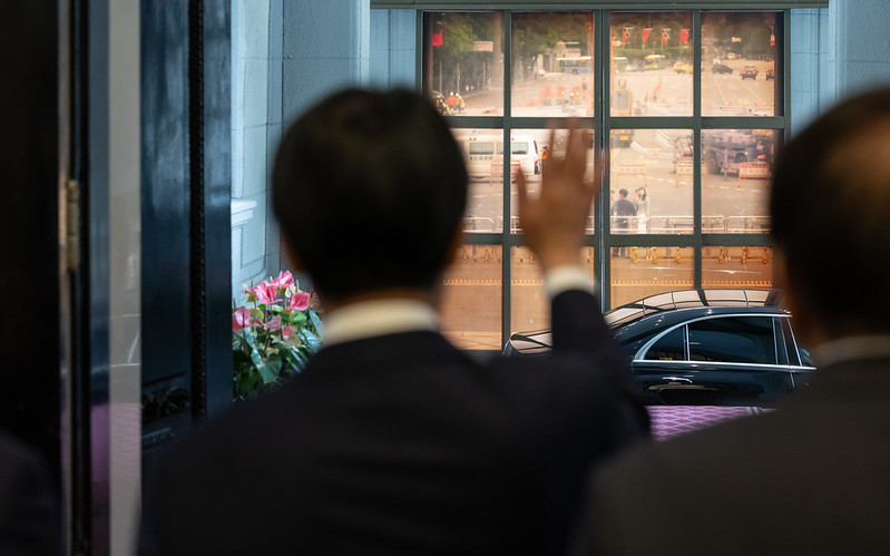 賴清德向聖克里斯多福及尼維斯聯邦總理德魯（Terrance Drew）的車隊揮手。   圖：總統府提供