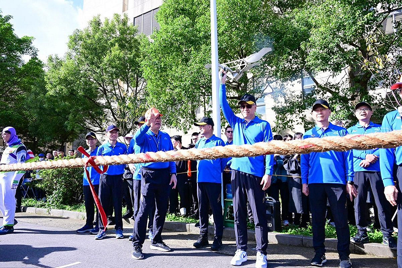 內政部次長吳堂安為警大拔河總決賽鳴槍開賽。 圖:內政部提供 內政部次長吳堂安為警大拔河總決賽鳴槍開賽。 圖:內政部提供