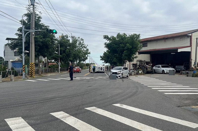 嘉義縣消防局六腳分隊救護車14日上午鳴笛執行救護勤務，在六腳鄉蒜頭村附近與自小客車發生碰撞，救護車翻覆路中，3人受傷。（警方提供）中央社記者蔡智明傳真　114年11月14日   