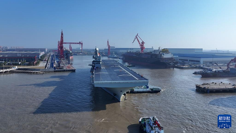 中國新一代兩棲攻擊艦首艦「四川艦」，14日上午展開首次海試。   圖：翻攝陸網/新華網