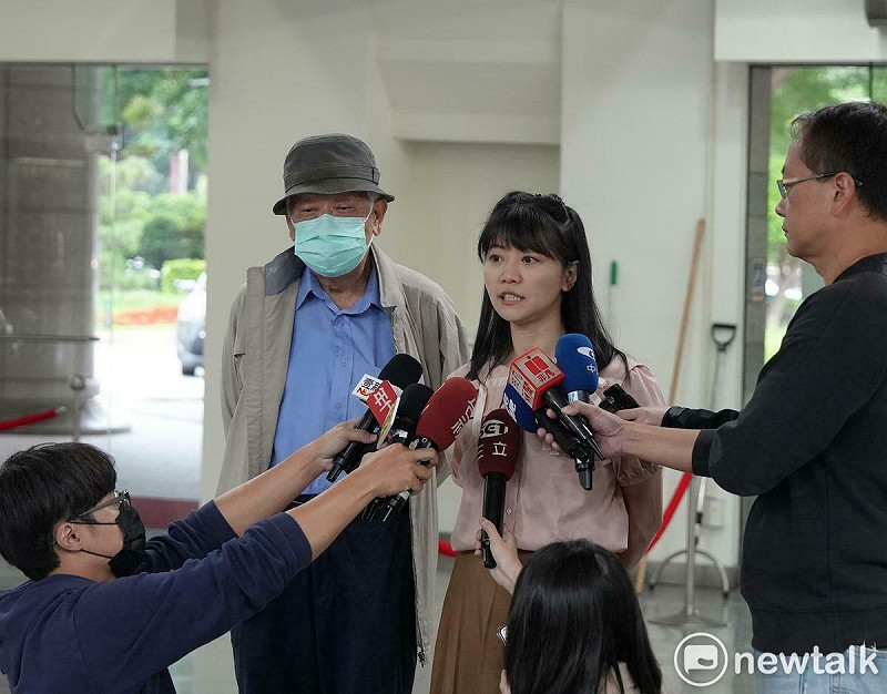民進黨前立委高嘉瑜（右）今陪同76歲投訴人（左）召開記者會。   圖：周煊惠 / 攝