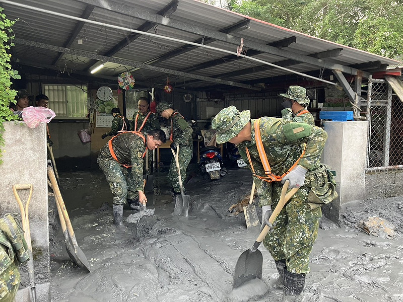 近400名國軍投入花蓮災後家園清理作業。   圖：花蓮縣政府提供