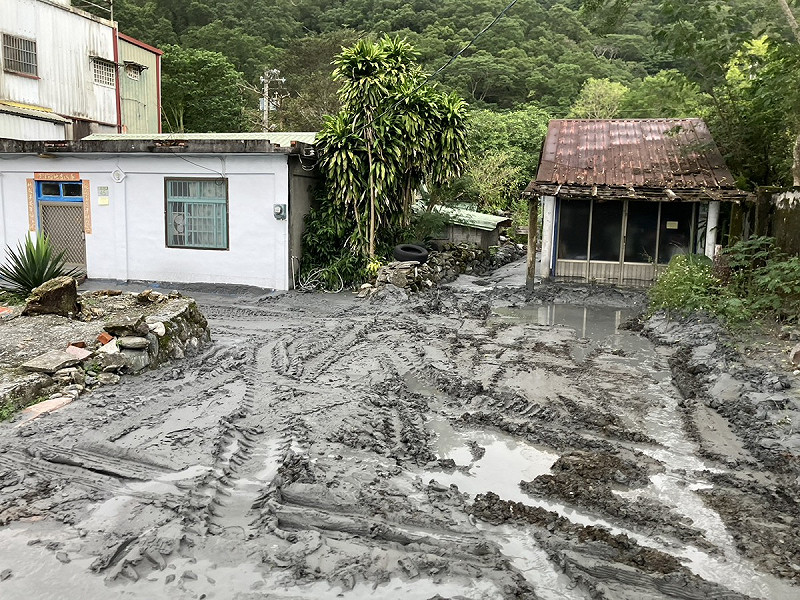 溪水暴漲造成下游地區多處受洪水衝擊，遍地淤泥。   圖：花蓮縣政府提供