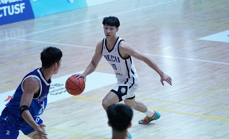 UBA大專籃球聯賽政治大學14日預賽靠著宋昕澔（持球者）攻下全隊最高的20分，終場政大就以118比59大勝中原大學、為新賽季開出紅盤，也締造跨季51連勝紀錄。（大專體總提供）中央社記者陳容琛傳真　114年11月14日   